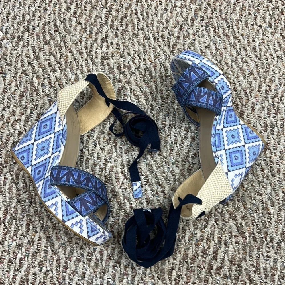 THEODORA & CALLUM X STUART WEITZMAN BIARRITZ HOLIDAY BLUE AZTEC PRINT WEDGE
